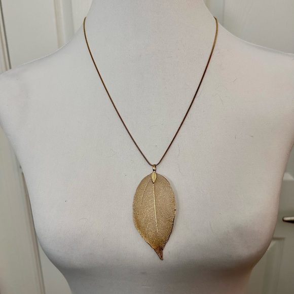 🍁NWT 🍁 Gold Leaf Necklace - Picture 5 of 5